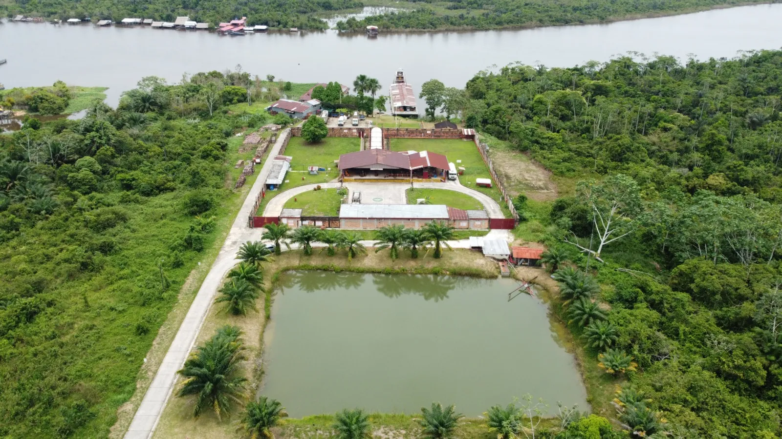 Vista aérea del patio de envasado, las oficinas y una laguna dentro del predio de la planta
