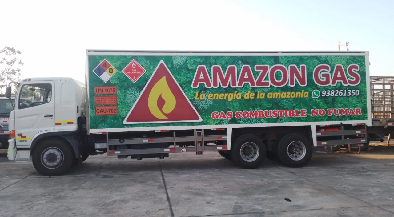 Camión de reparto de Amazon Gas con la marca, el lema La energía de la amazonia y la leyenda Gas combustible no fumar en el furgón